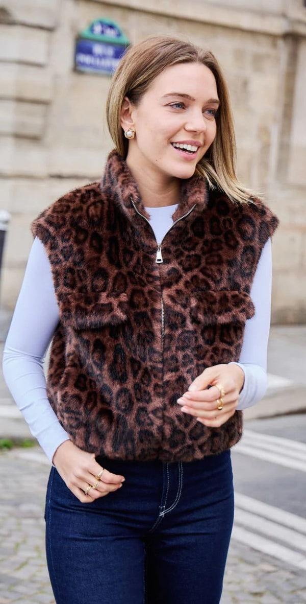 Gaby Leopard سترة من الفرو الصناعي بنقشة جلد النمر وياقة عالية وسحاب