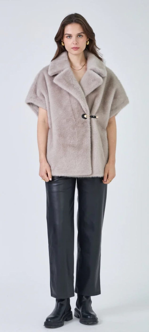 Jackie سترة كبيرة الحجم من الفرو الصناعي