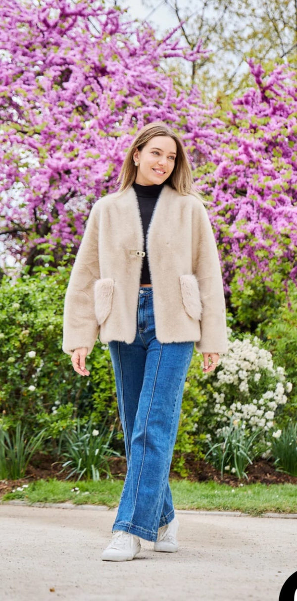 Amelia سترة من الفرو الصناعي بأزرار