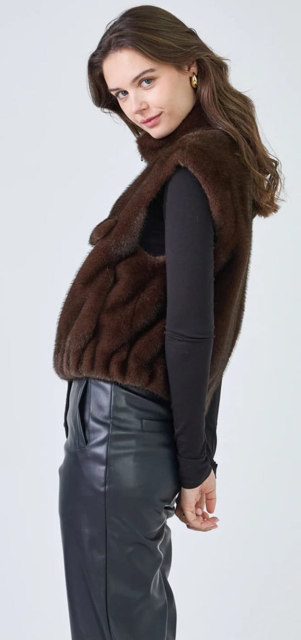 Gaby سترة من الفرو الصناعي بسحاب وياقة عالية