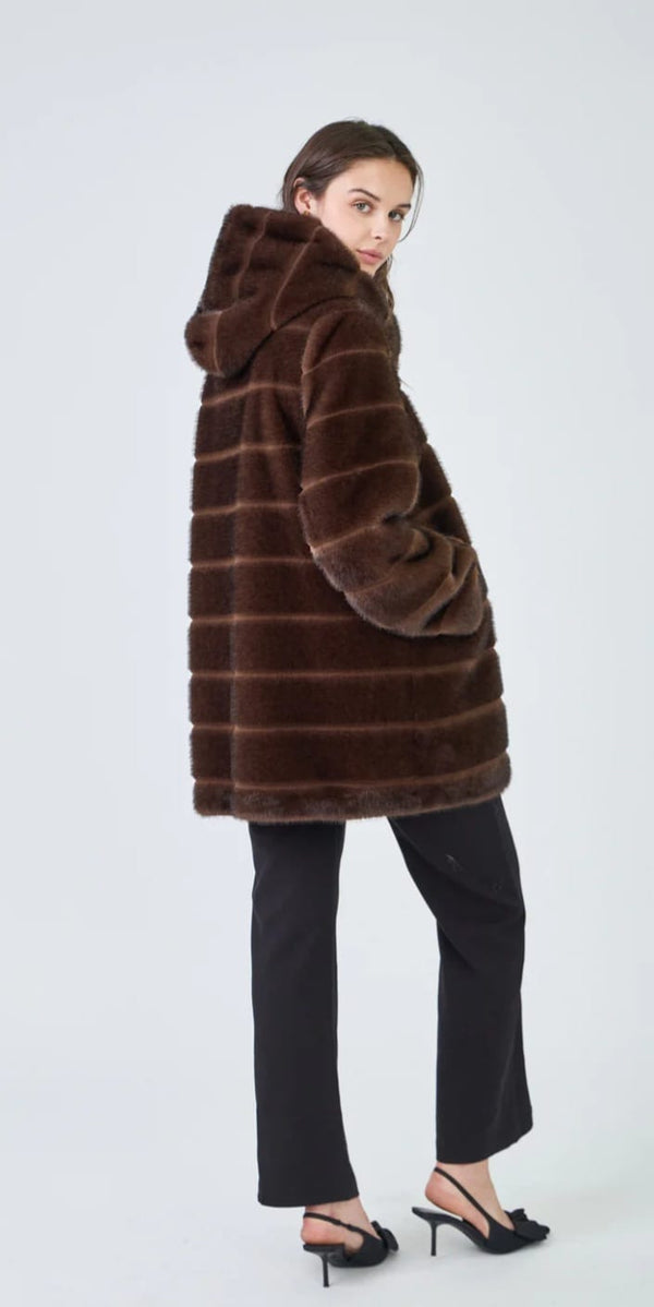 Britany معطف طويل من الفرو الصناعي بغطاء للرأس