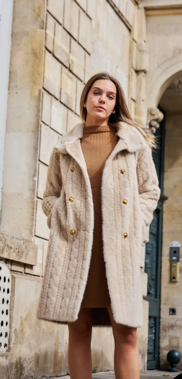 Sonia معطف طويل من الفرو الصناعي بنمط مضفر