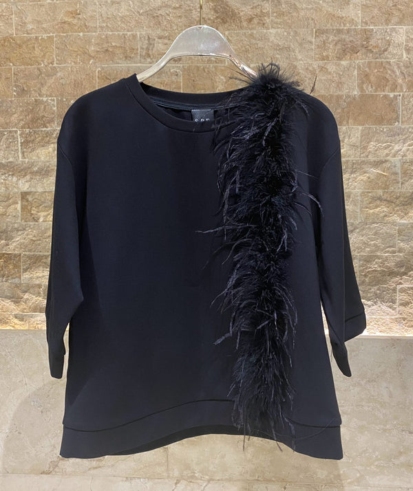 54-2058 Relaxed Fit Top with Feather بلوزة فضفاضة مزينة بالريش
