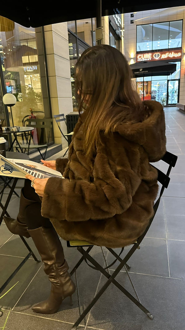 Britany معطف طويل من الفرو الصناعي بغطاء للرأس