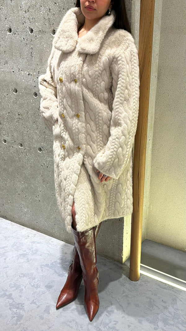 Sonia معطف طويل من الفرو الصناعي بنمط مضفر