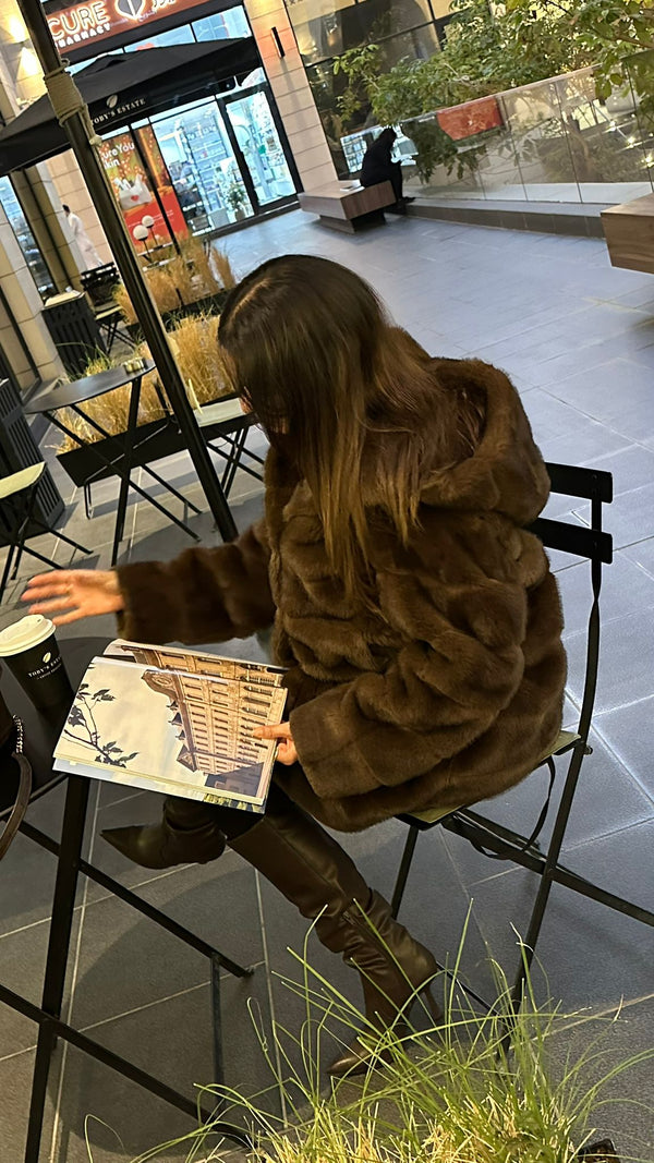 Britany معطف طويل من الفرو الصناعي بغطاء للرأس