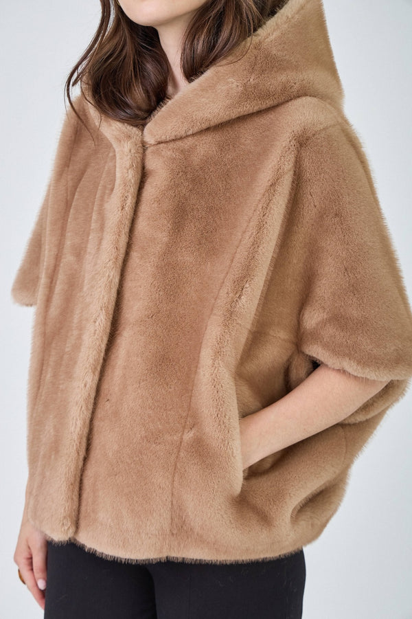 Leonie - Faux Fur Cape Jacket سترة من الفرو الصناعي