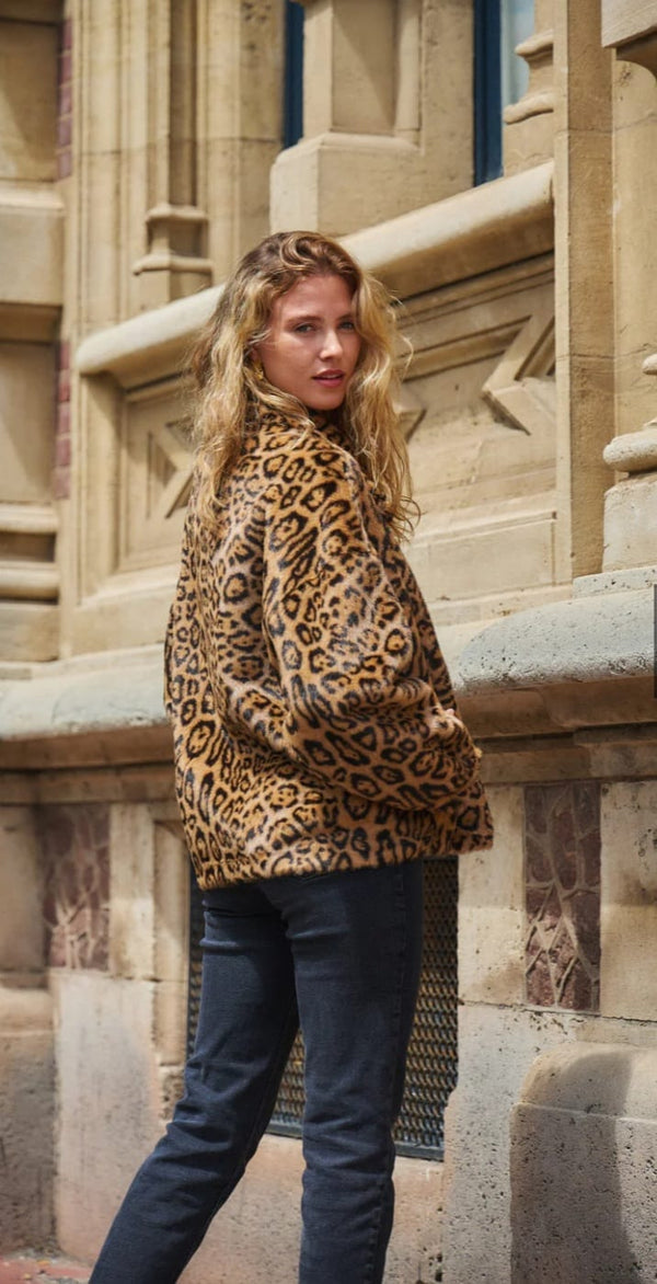 Margot سترة من الفرو الصناعي بطبعة جلد النمر