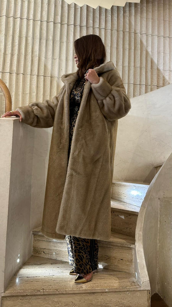 Isabella معطف طويل من الفرو الصناعي بغطاء للرأس