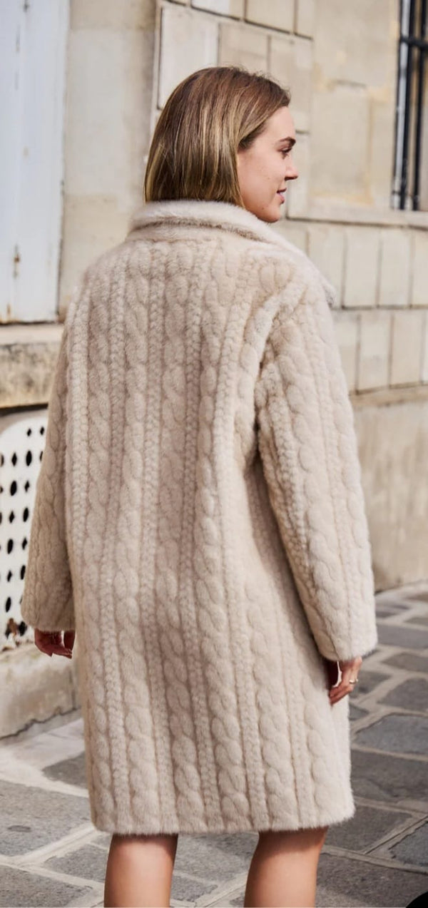 Sonia معطف طويل من الفرو الصناعي بنمط مضفر