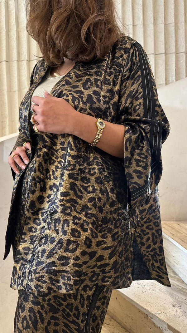 8401.3017/2039  Metallic Leopard Shirt and Relaxed Tapered Pants قميص جلد النمر المعدني وبنطلون ضيق مريح