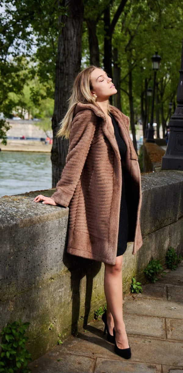 Gianna معطف طويل من الفرو الصناعي بغطاء للرأس