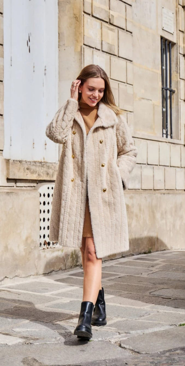 Sonia معطف طويل من الفرو الصناعي بنمط مضفر