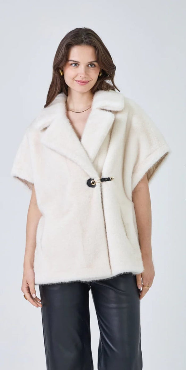 Jackie سترة كبيرة الحجم من الفرو الصناعي