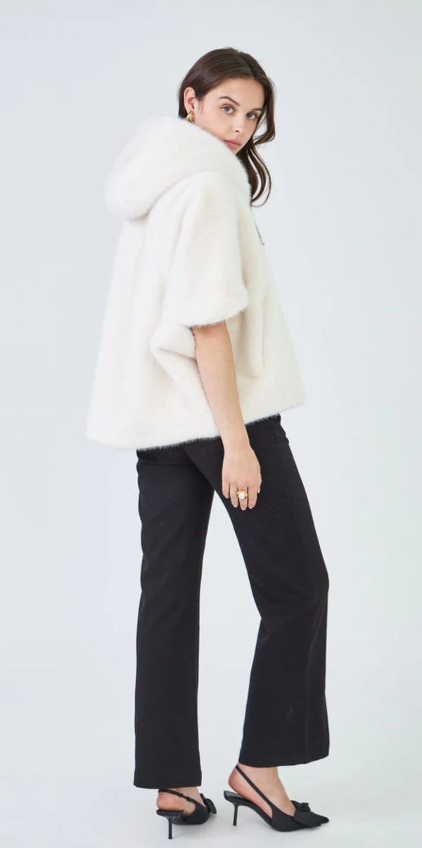 Leonie سترة من الفرو الصناعي بغطاء للرأس