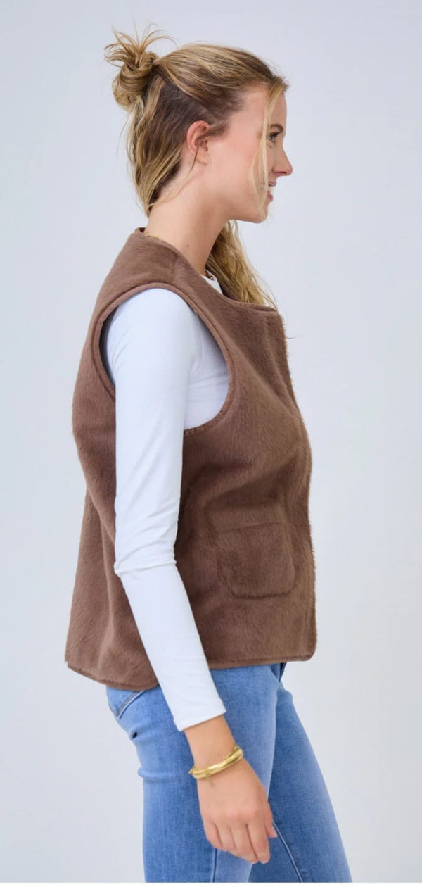 Jane سترة من الفرو الصناعي بسحّاب وفتحة رقبة مستديرة