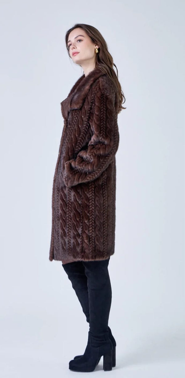 Sonia معطف طويل من الفرو الصناعي بنمط مضفر