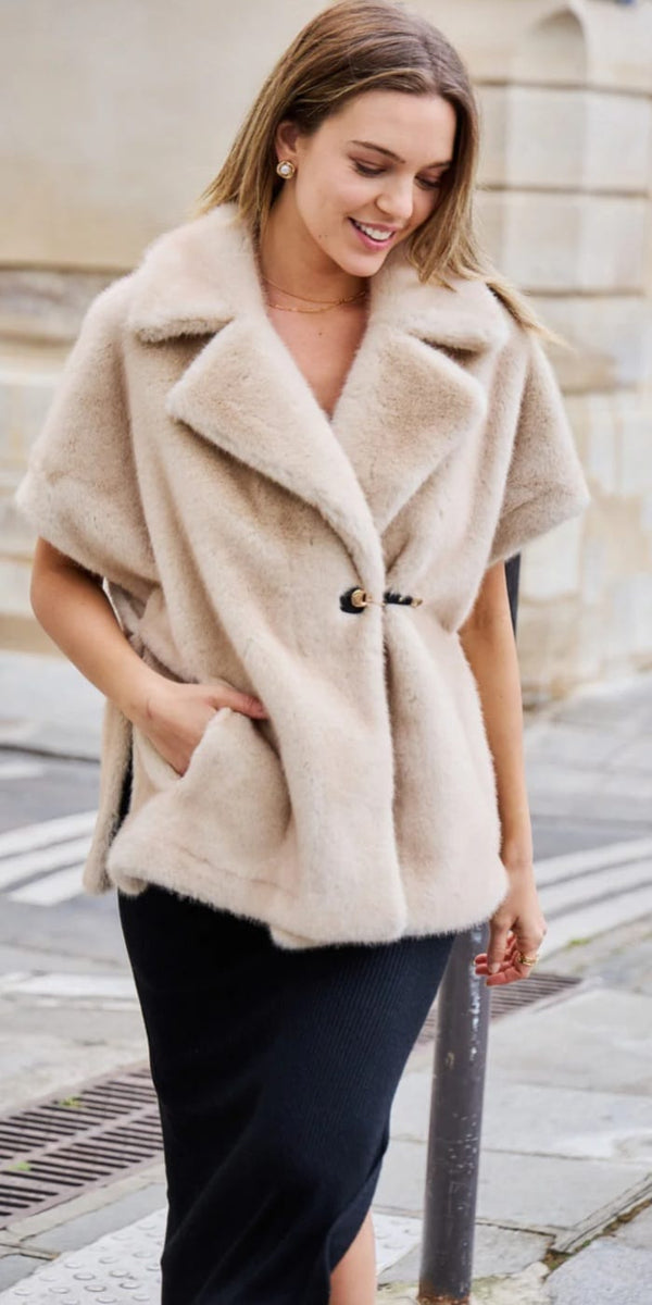 Jackie سترة كبيرة الحجم من الفرو الصناعي