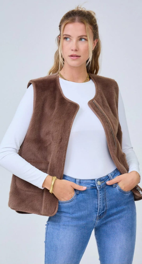 Jane سترة من الفرو الصناعي بسحّاب وفتحة رقبة مستديرة