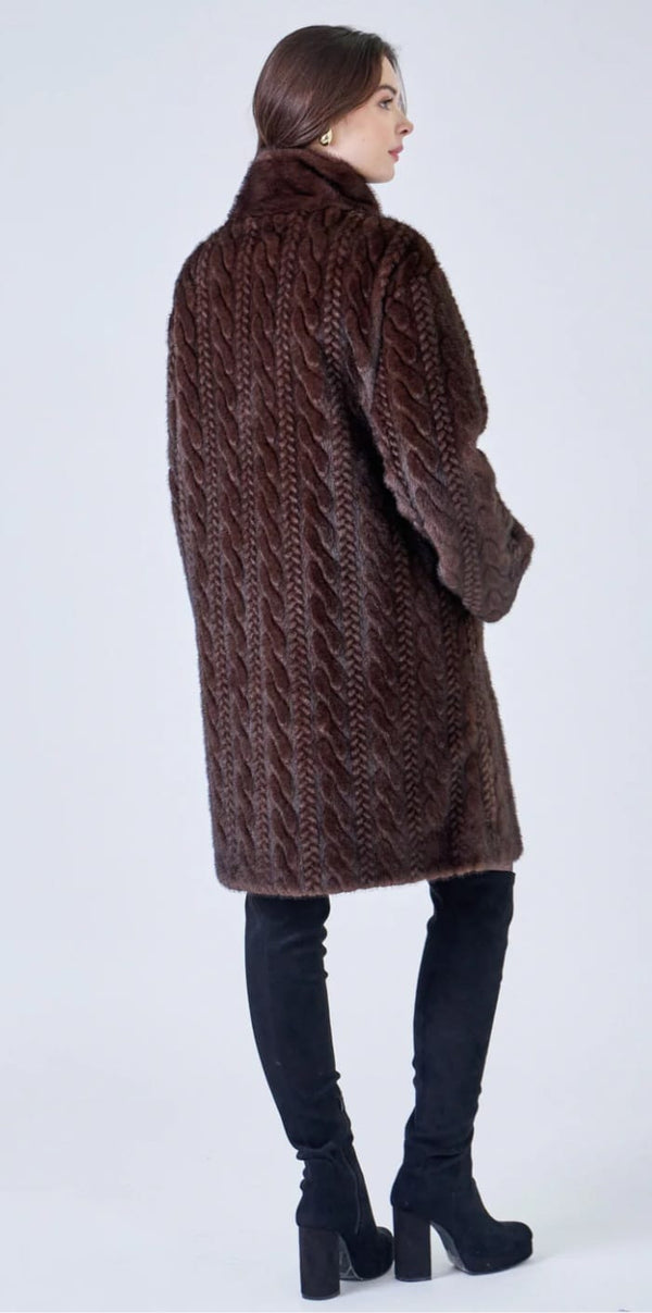 Sonia معطف طويل من الفرو الصناعي بنمط مضفر