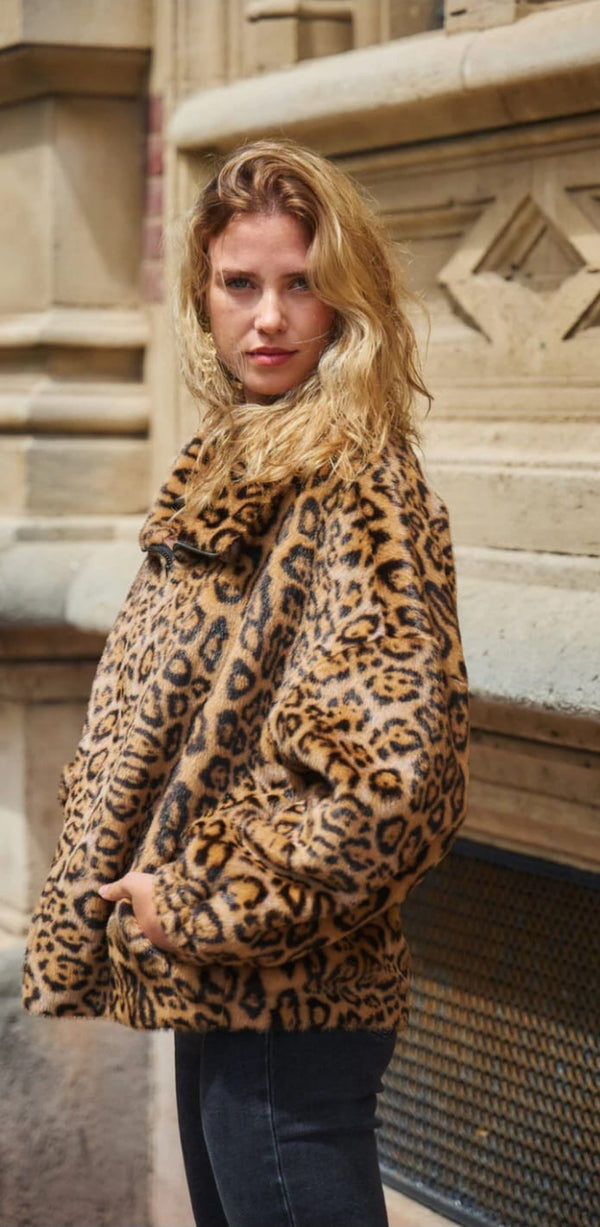 Margot سترة من الفرو الصناعي بطبعة جلد النمر