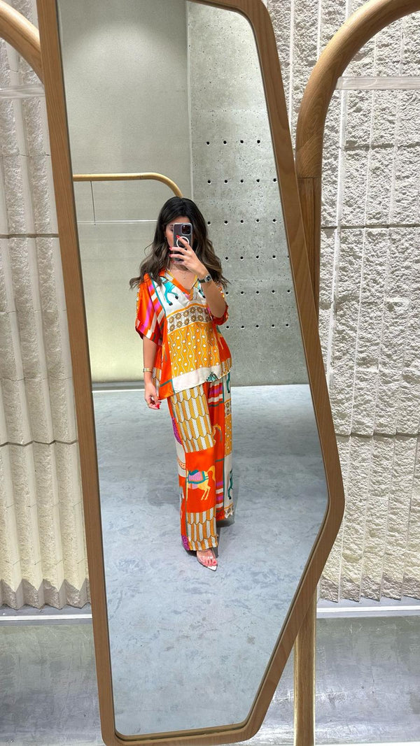 KD7607O قميص ساتان مطبوع كبير الحجم من فلورنسا وبنطلون ساتان مطبوع واسع الساق