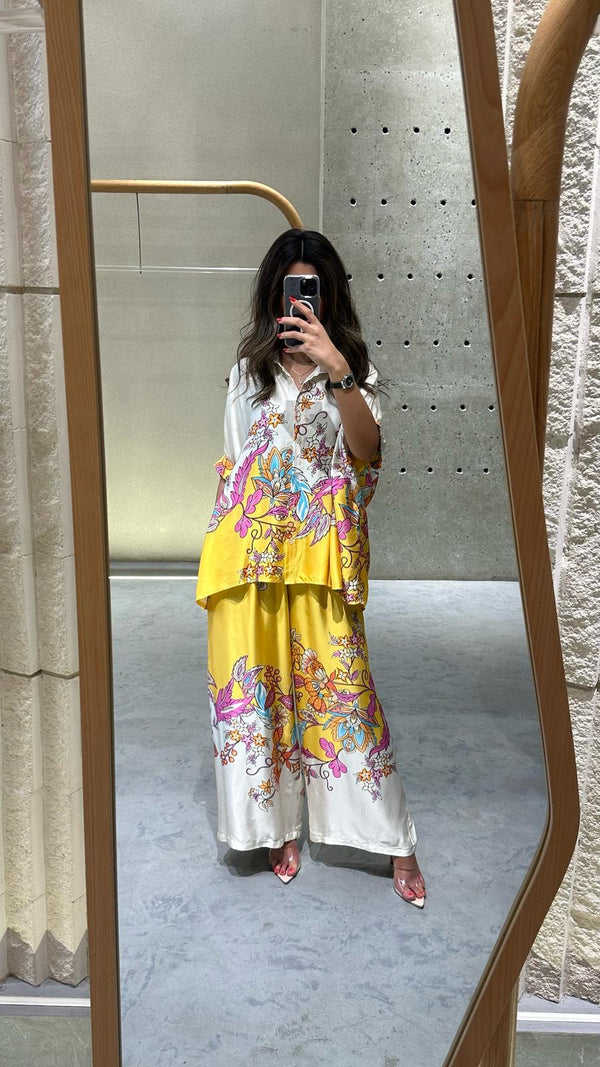 KD8758Y قميص ساتان مطبوع عليه زهور كبير الحجم وبنطلون ساتان مطبوع عليه أرجل واسعة