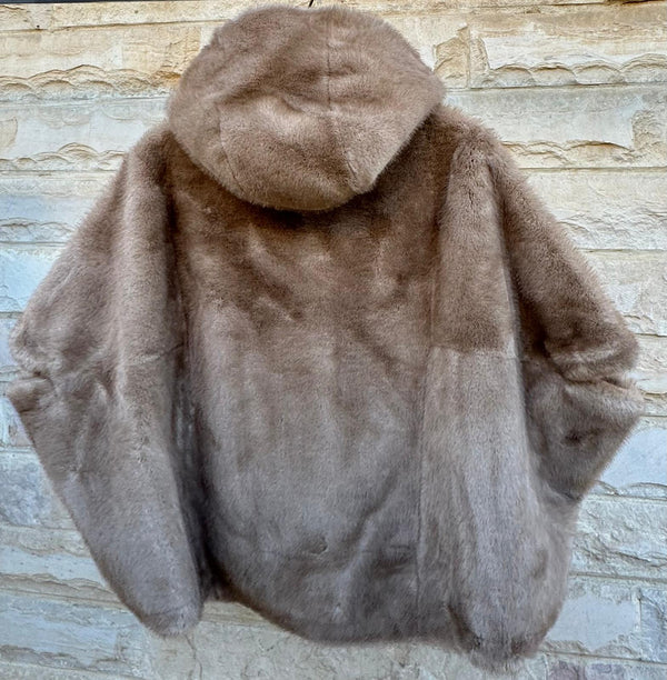 Leonie سترة من الفرو الصناعي بغطاء للرأس