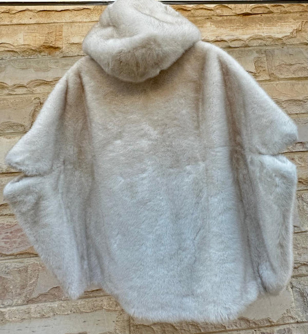 Leonie سترة من الفرو الصناعي بغطاء للرأس