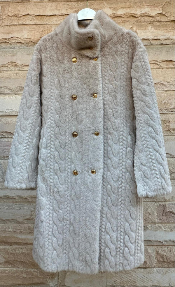 Sonia معطف طويل من الفرو الصناعي بنمط مضفر