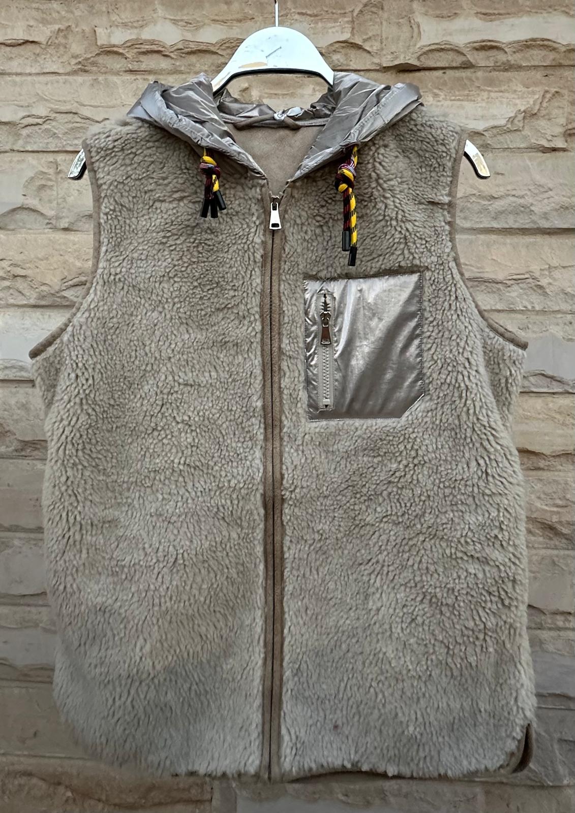 Mila Contrast Hooded Fleece Vest