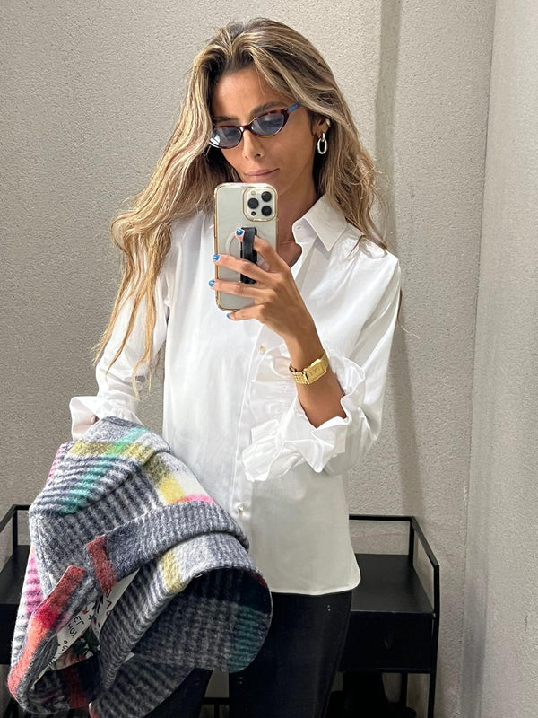 32817 قميص أبيض مع كشكشة كبيرة جدًا