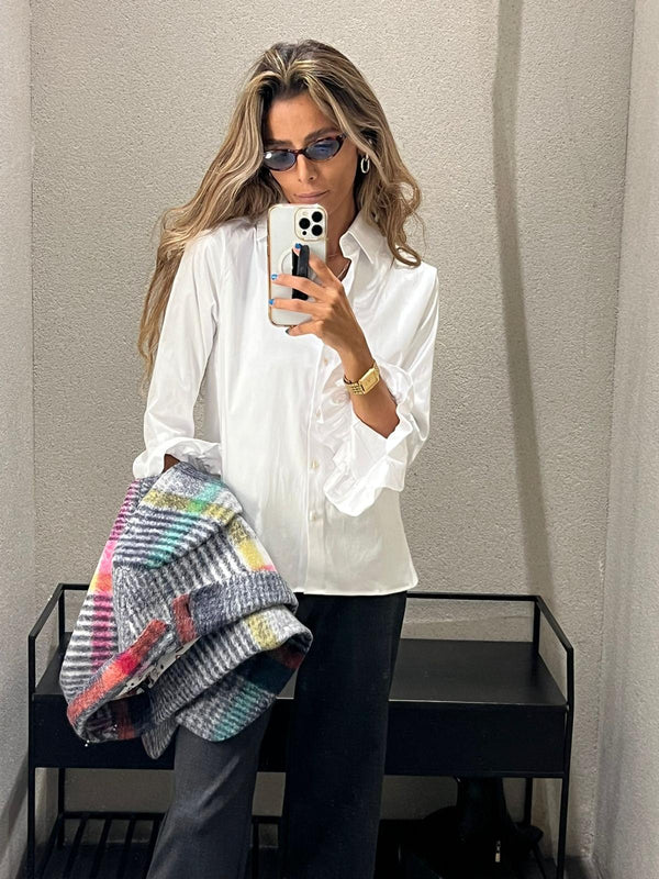 32817 قميص أبيض مع كشكشة كبيرة جدًا