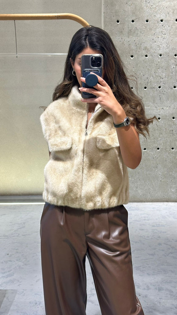 Gaby سترة من الفرو الصناعي بسحاب وياقة عالية