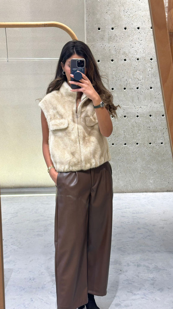 Gaby سترة من الفرو الصناعي بسحاب وياقة عالية