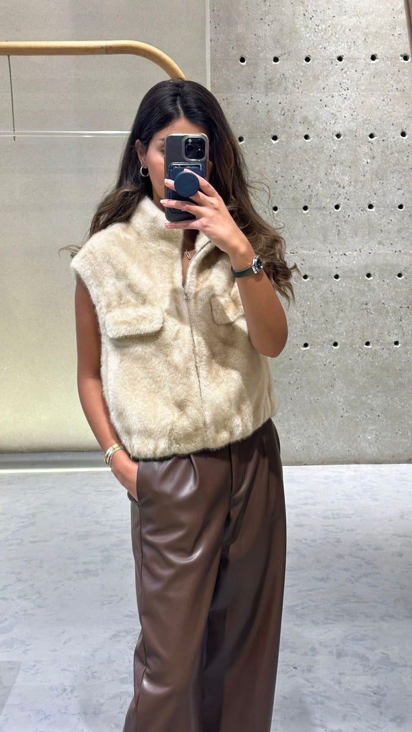 Gaby سترة من الفرو الصناعي بسحاب وياقة عالية