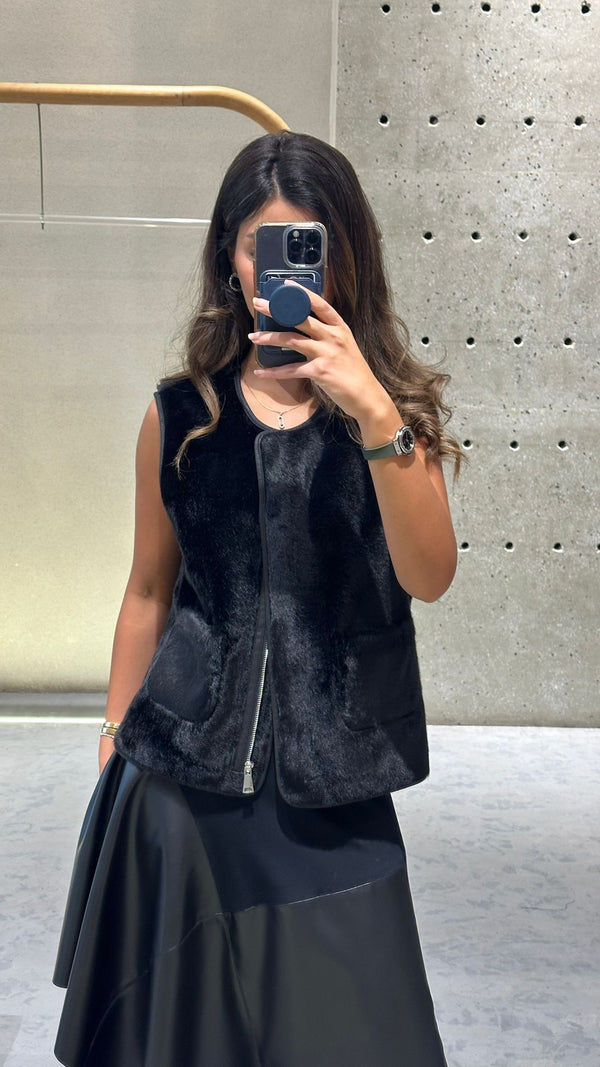 Jane سترة من الفرو الصناعي بسحّاب وفتحة رقبة مستديرة