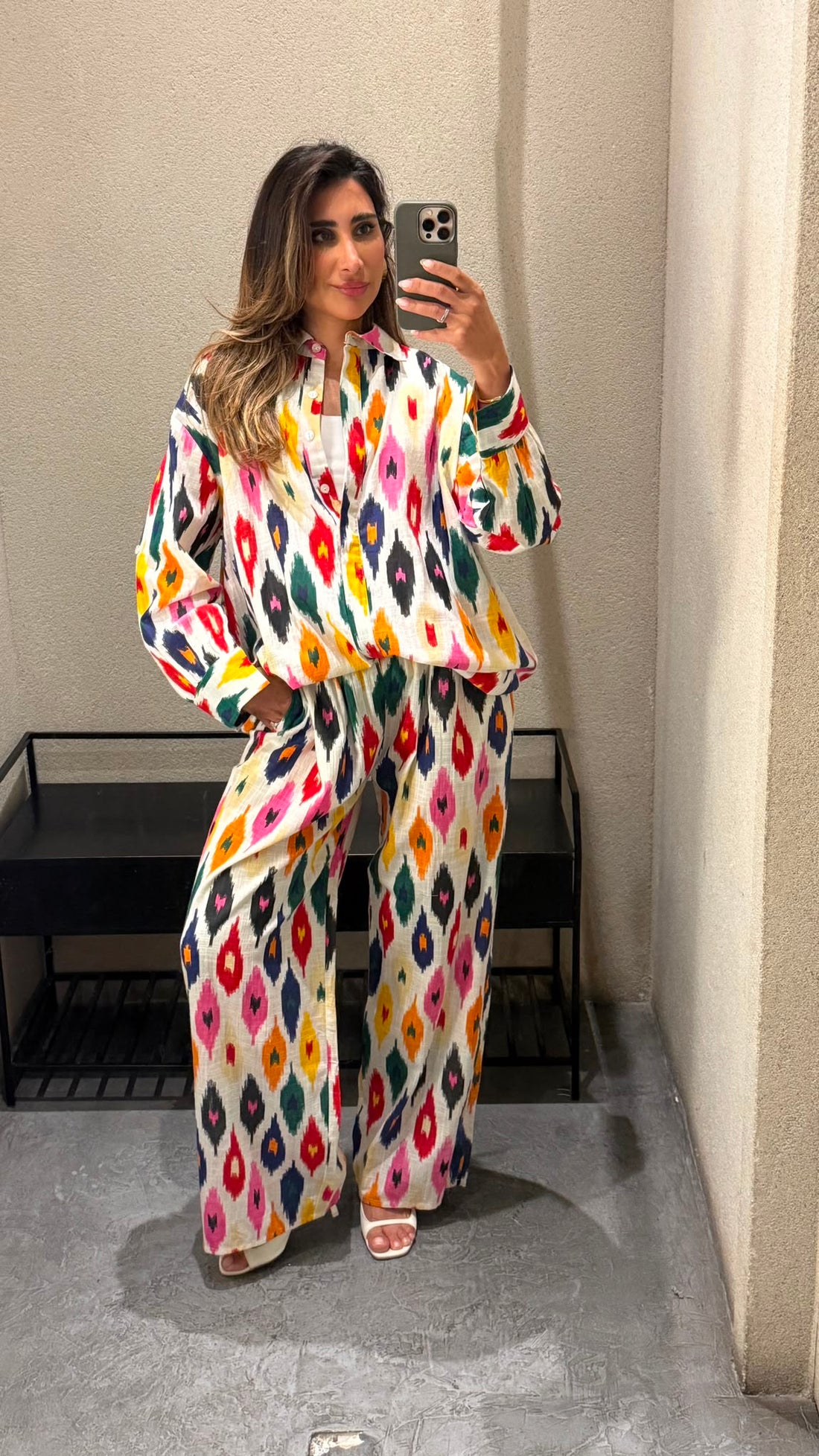 Naiara Sets Oversized Ikat Print Linen Shirt and Pants قميص وبنطال من الكتان بنقشة إيكات كبيرة الحجم