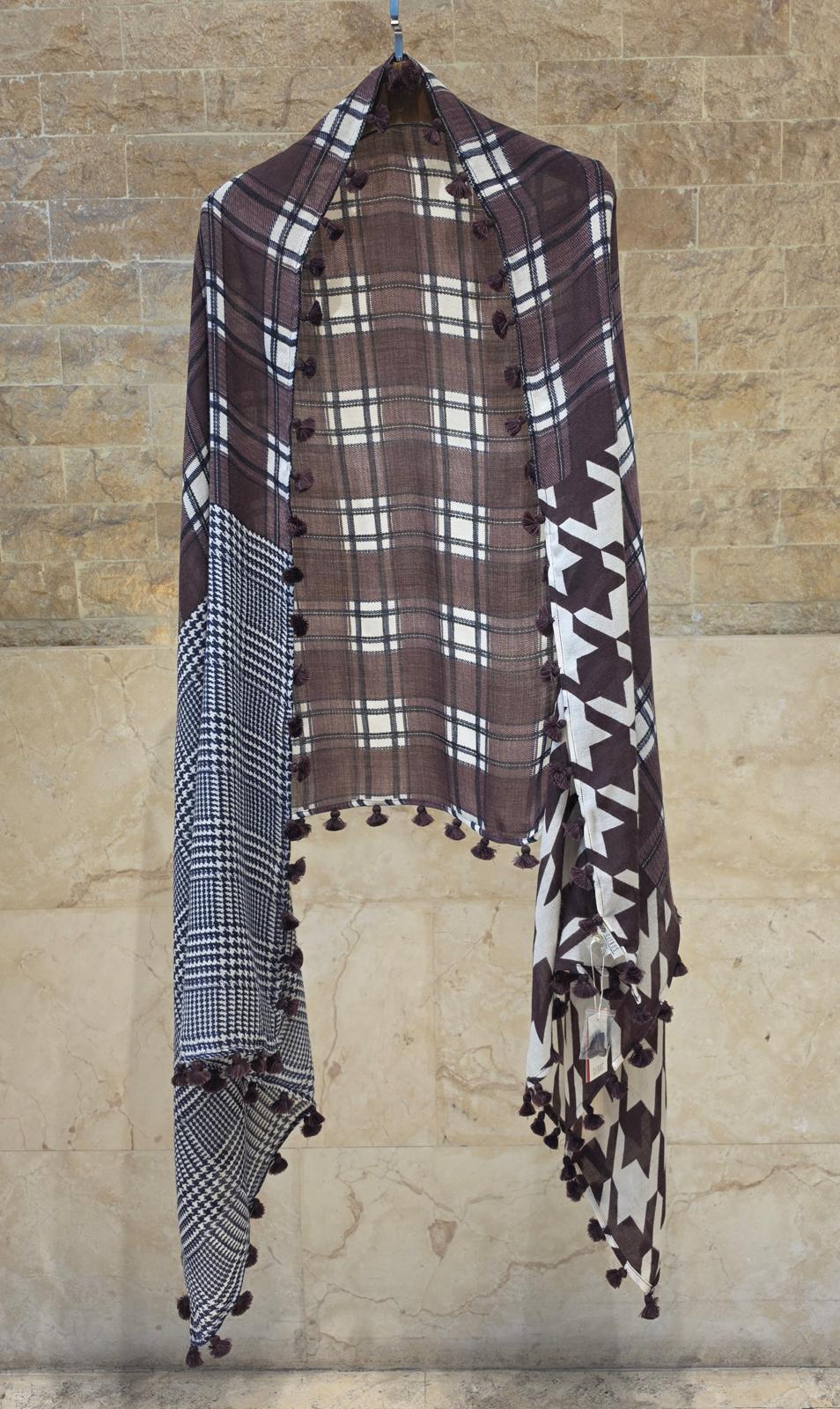 C22790 Big Hound Check Pompom Scarf
