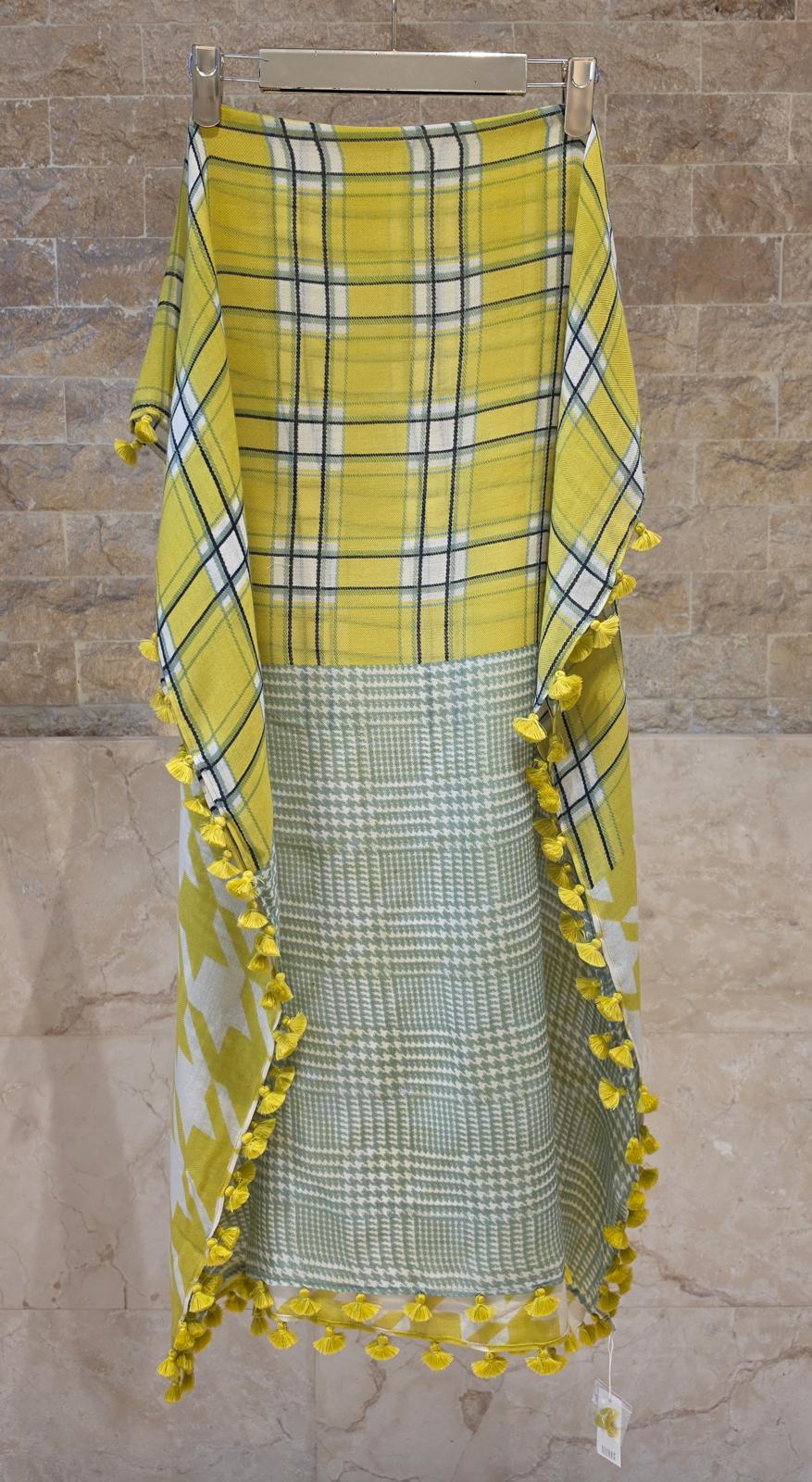 C22790 Big Hound Check Pompom Scarf