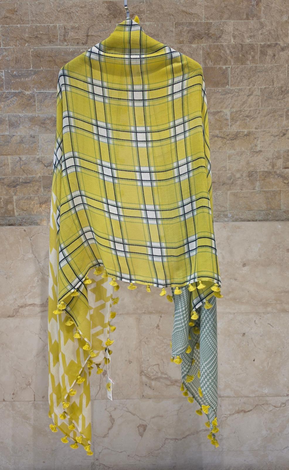 C22790 Big Hound Check Pompom Scarf