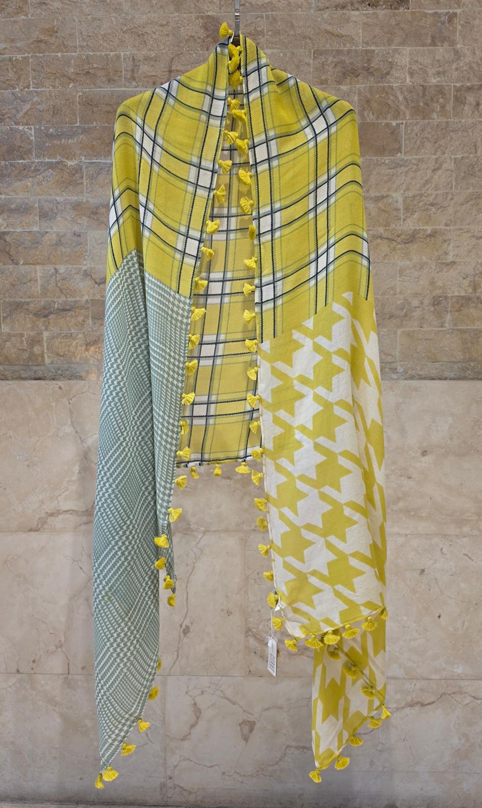 C22790 Big Hound Check Pompom Scarf