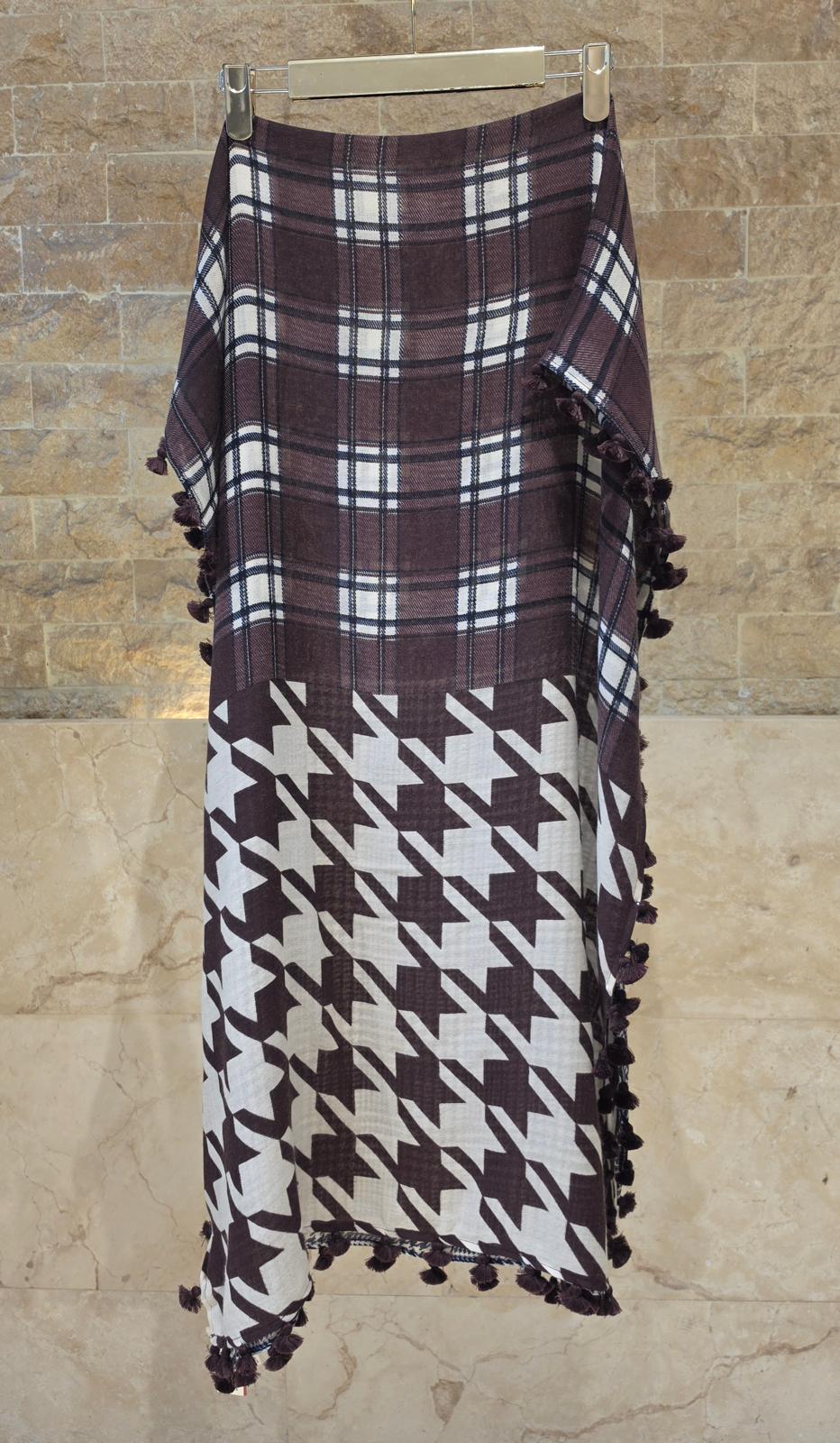 C22790 Big Hound Check Pompom Scarf