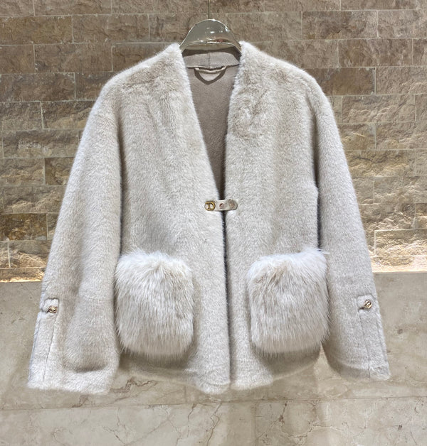 Amelia سترة من الفرو الصناعي بأزرار