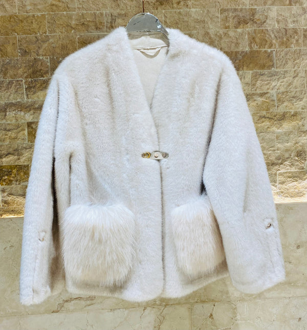 Amelia سترة من الفرو الصناعي بأزرار