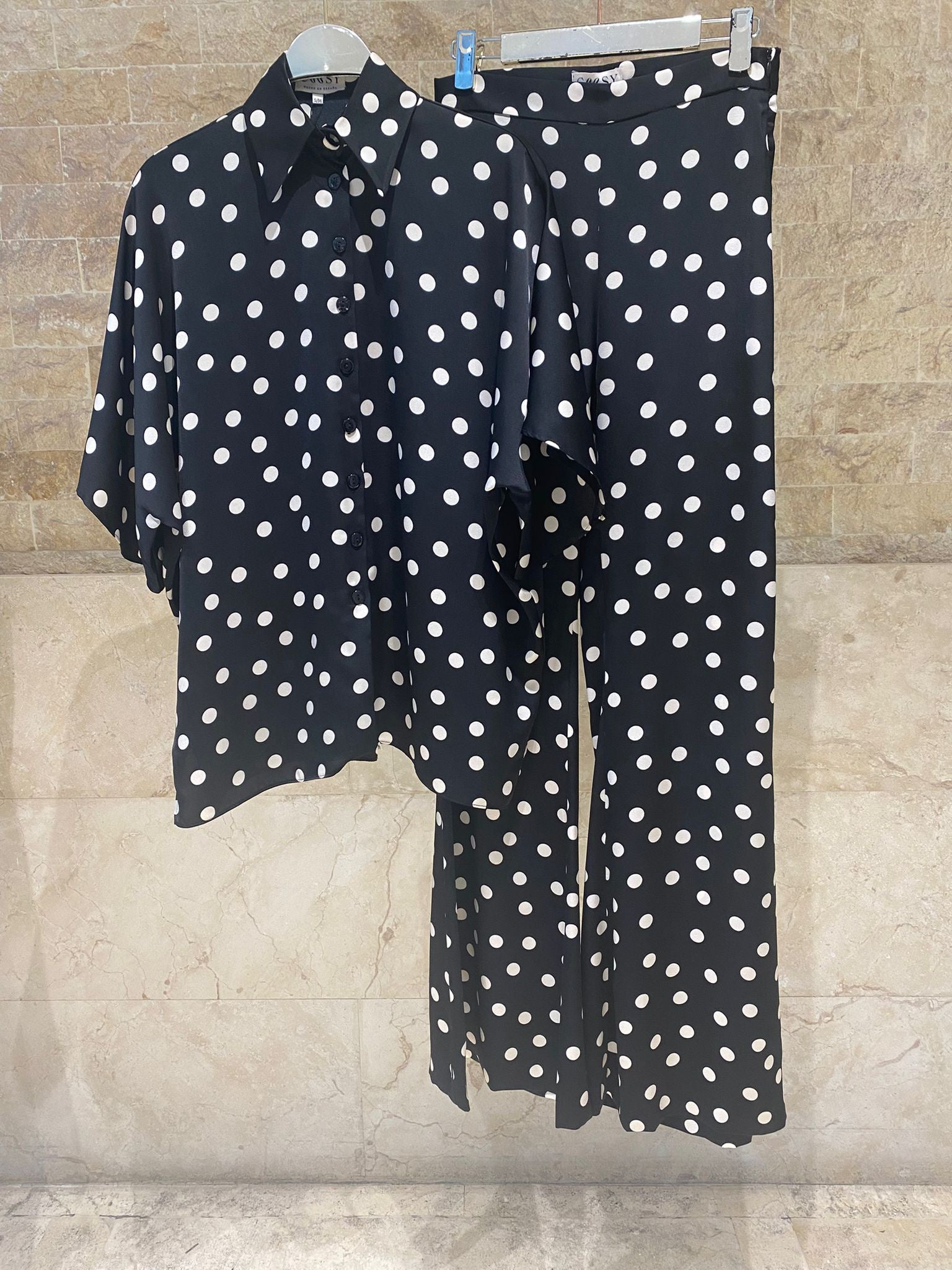 Irina Sets Polka Dot Oversized Satin Shirt and Pants قميص وبنطال من الساتان بنقاط البولكا، بقصة واسعة