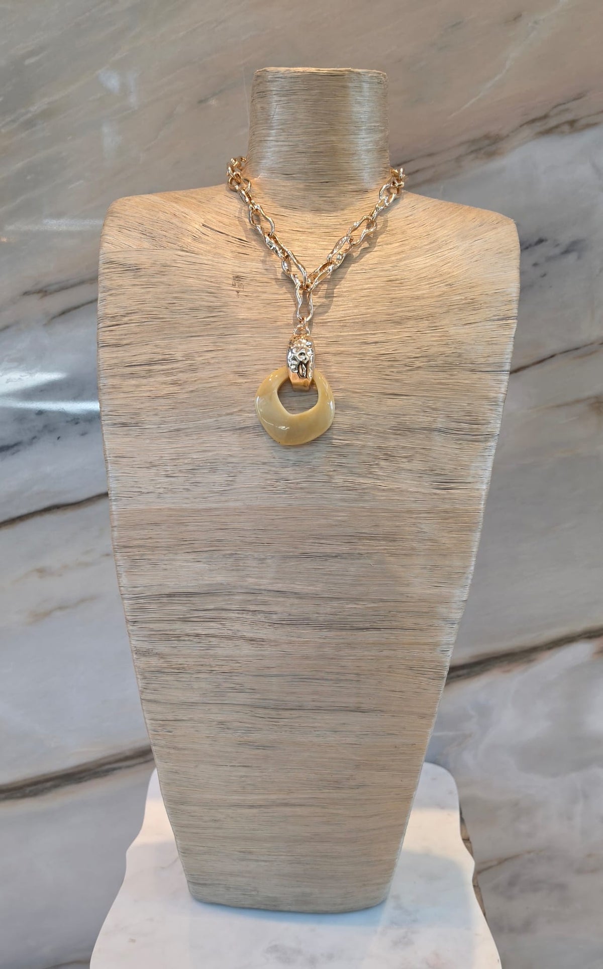 LF2603053 Marbled Resin Pendant Necklace