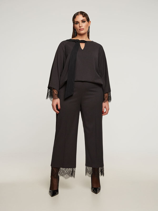 8401.2025 Tailored Pinstripe Cropped Pants بنطلون مخطط قصير مصمم خصيصًا