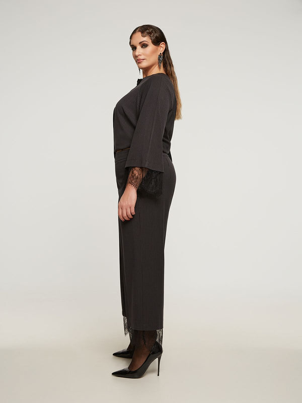 8401.2025 Tailored Pinstripe Cropped Pants بنطلون مخطط قصير مصمم خصيصًا