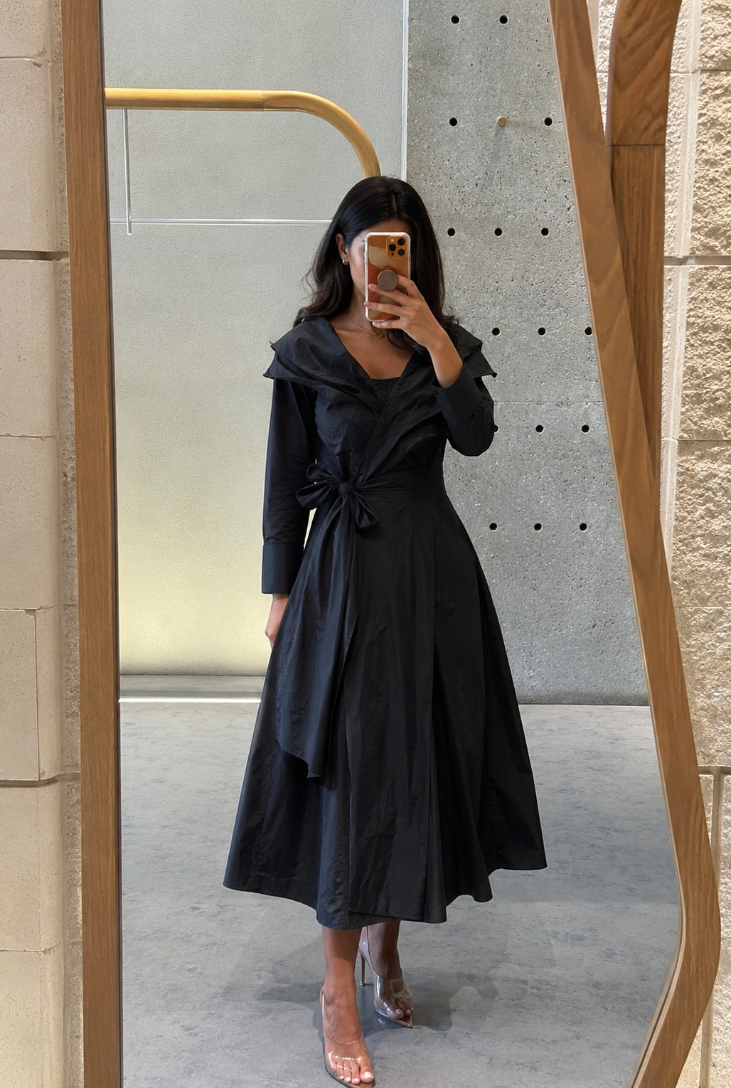 26SS-BC6015 Sculptural Ruffle Collared Wrap Dress فستان بتصميم ملفوف وياقة مكشكشة ذات طابع نحتي